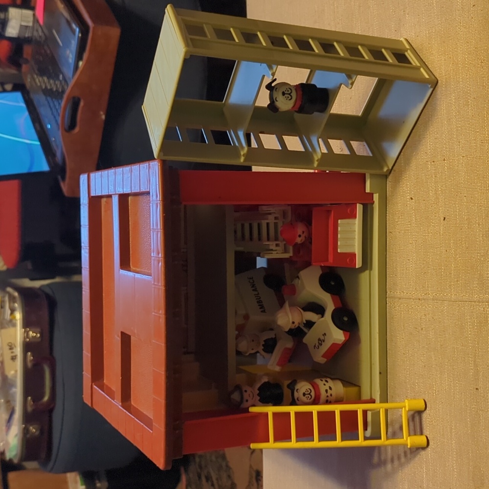 1979 VINTAGE WORKING FISHER PRICE PLAY FAMILY FIRE STATION #928 w/accessories - Picture 9 of 16